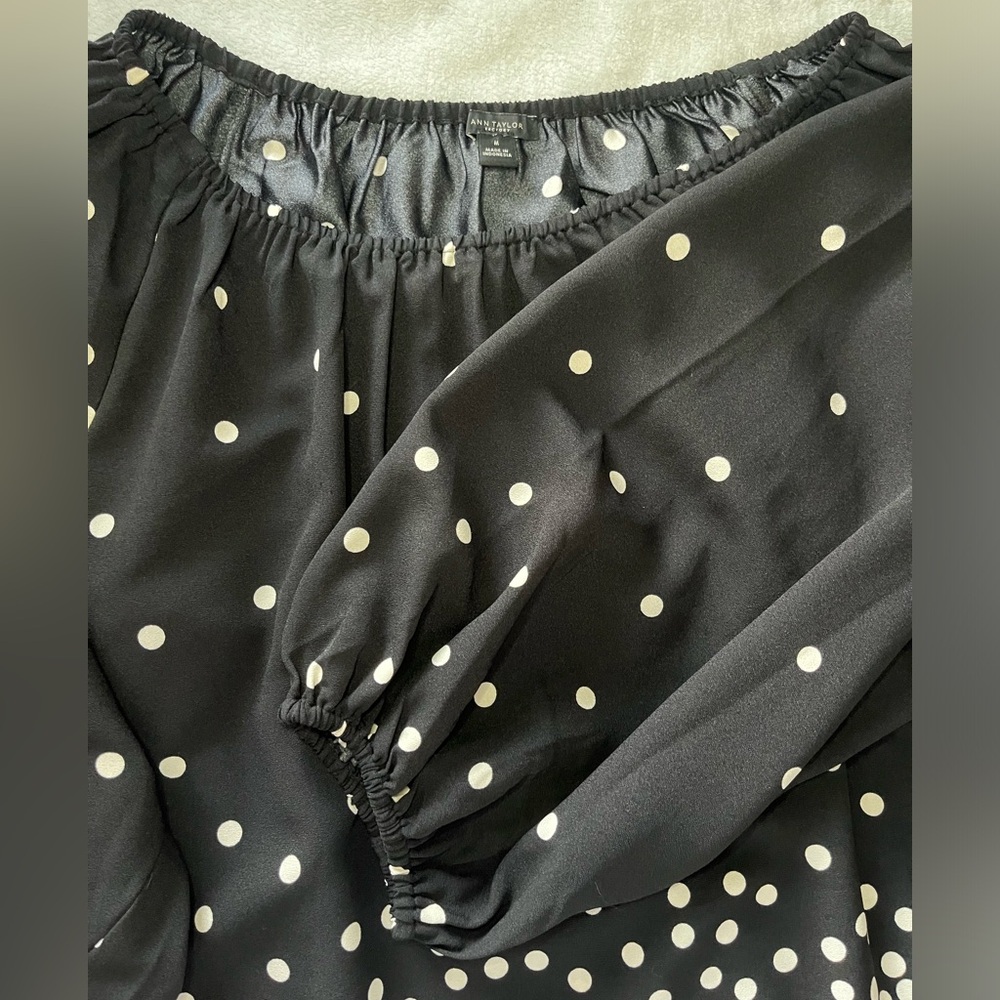 Ann Taylor Factory b&w Polka Dot Blouse, Size M - Picture 4 of 5